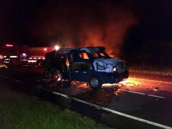 Foto 2 de 4 — Imagens mostram como ficou carro-forte depois do ataque dos criminosos